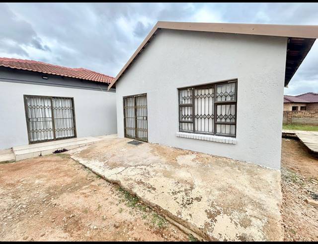 5 BEDROOM HOUSE FOR SALE IN FLORA PARK